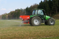 Traktor düngt