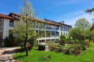 Blick über den Garten zum Amtsgebäude