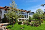 Blick über den Garten zum Amtsgebäude