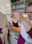 Einse Studierende zieht Schmalzgebäck aus