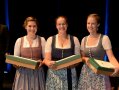 Drei Frauen haben Geschenke in den Händen