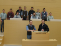 Mehrere Studierende hinter Rednerpult im Landtag