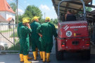 Eine Gruppe von Studierenden unterhält sich mit einem Traktorfahrer. 