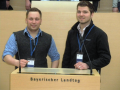 Zwei Studierende hinter Rednerpult im Landtag