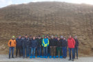 Gruppenbild der Studierenden vor einem braunen Berg Silomais. 