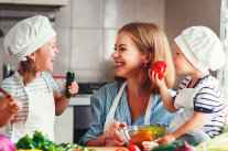 Mutter und 2 Kleinkinder kochen miteinander. © JenkoAtaman - stock.adobe.com