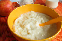 Frischer Brei in Schüssel.