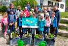 Gruppenbild der Schulklasse hinter Pflanzkisten