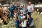 Personengruppe steht im Stall