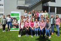 Personen gruppieren sich im Garten