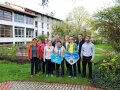 Personengruppe steht im Garten des Landwirtschaftsamtes