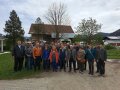 Personen stehen für ein Gruppenfoto im Hof eines landwirtschaftlichen Betriebs in Altenau