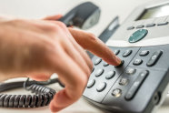 Zeigefinger drückt auf Taste eines Telefons © Gajus - stock.adobe.com